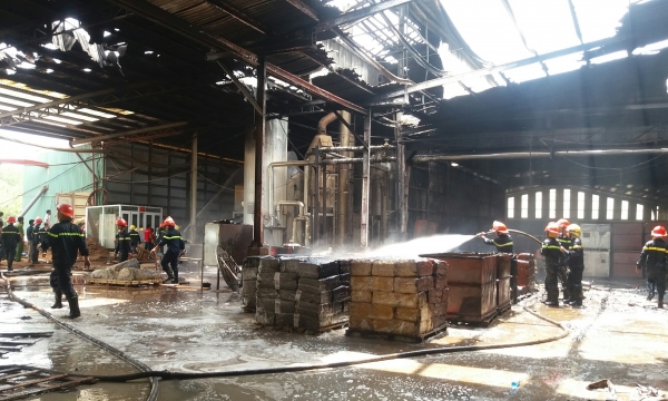 Nhà máy chế biến mủ cao su bốc cháy, thiệt hại hàng trăm triệu đồng