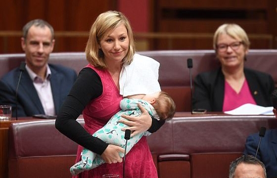 Nghị sĩ Australia vừa cho con bú vừa phát biểu trước Quốc hội