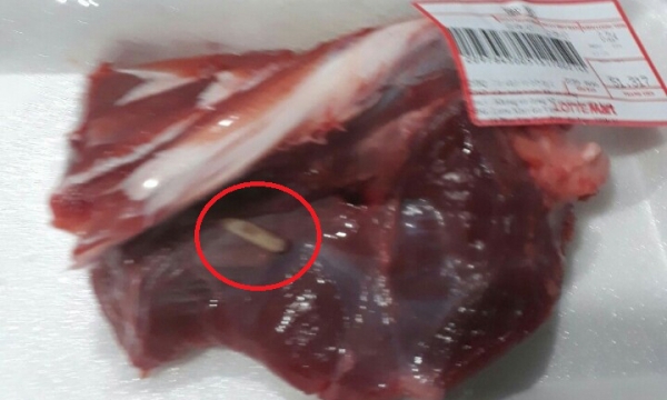 Kinh hoàng: Thịt bò của siêu thị Lotte Mart có dòi?