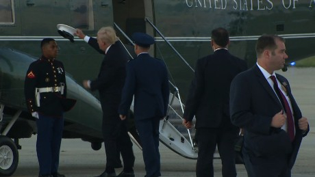 Tổng thống Trump nhặt mũ cho binh lính