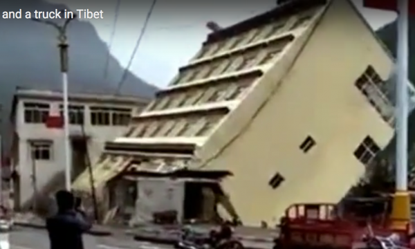 Trung Quốc: Tòa nhà cao tầng đổ xuống sông vì lở đất