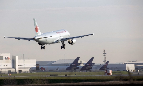 Máy bay Air Canada hạ cánh suýt đè lên 4 phi cơ trên đường lăn