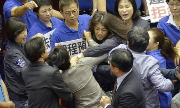 Giữa cuộc họp, hai nữ nghị sĩ Đài Loan lao vào nhau