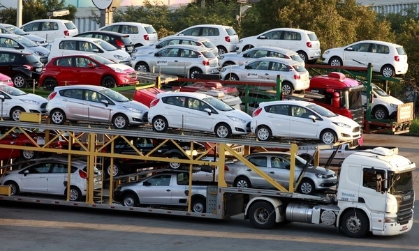 Nhập khẩu ô tô hạng sang đang giảm dần