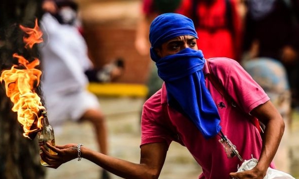 Khủng hoảng Venezuela: Đụng độ, triệu người đình công