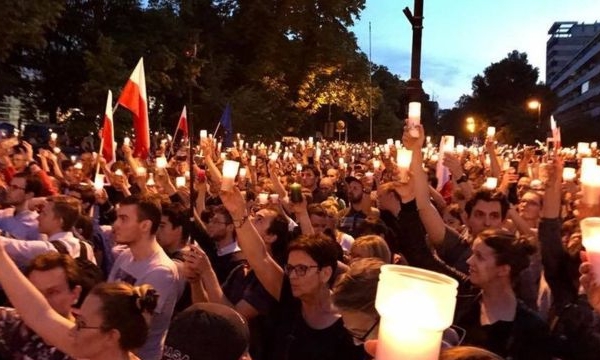 Ba Lan: Biểu tình “Biển Nến” chống sa thải thẩm phán Tòa Tối cao