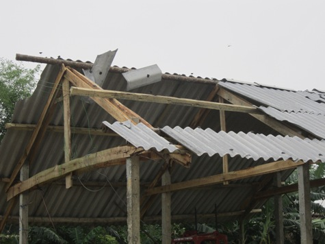 Hà Tĩnh: Lốc xoáy khiến 65 ngôi nhà tốc mái