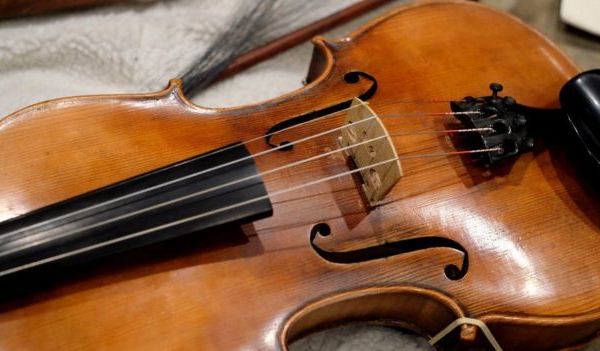 Vợ cũ quay về đập nát 54 cây đàn violin 1 triệu USD của chồng