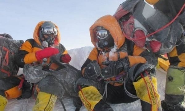 Hai cảnh sát Ấn Độ bị sa thải vì giả mạo leo Everest