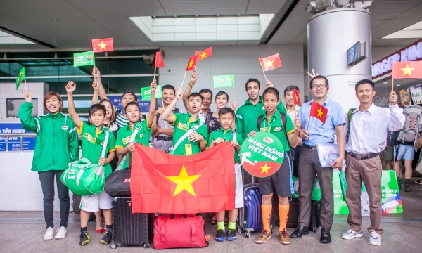 Đoàn học sinh Việt Nam trở về sau 5 ngày tập huấn tại Barcelona