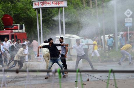 Ấn Độ: Hàng chục ngàn tín đồ cuồng tín bạo loạn, 25 người chết