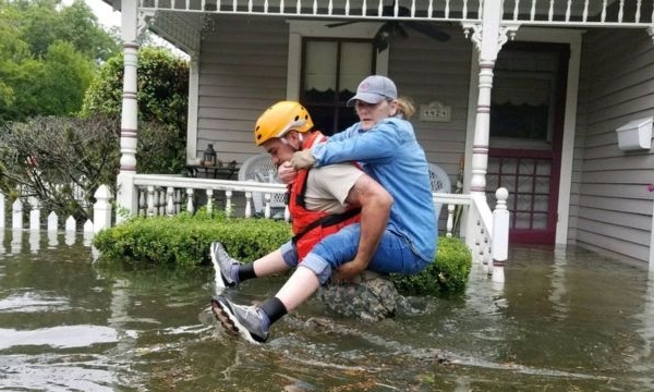 Siêu bão Harvey ở Hoa Kỳ: Phóng viên cứu tài xế bị kẹt ở Houston