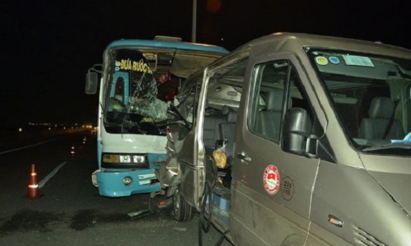 Tai nạn kinh hoàng trên cao tốc TP.HCM – Trung Lương, nguyên do vì xe khách 16 chỗ thay vỏ