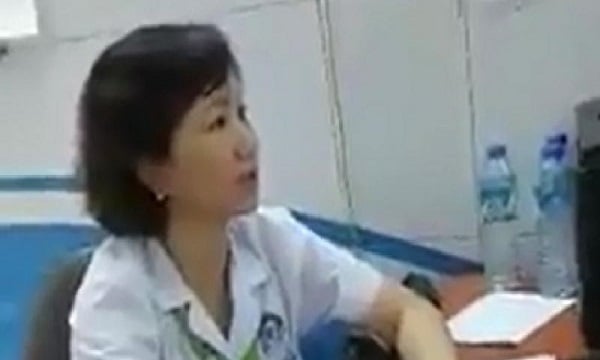 Bộ Y tế có ý kiến, Bệnh viện Mắt TW tạm dừng chuyên môn nữ bác sĩ gác chân lên ghế