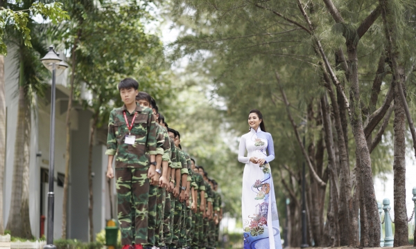 NTK Việt Hùng tôn vinh trường đại học 20 năm tuổi qua tà áo dài