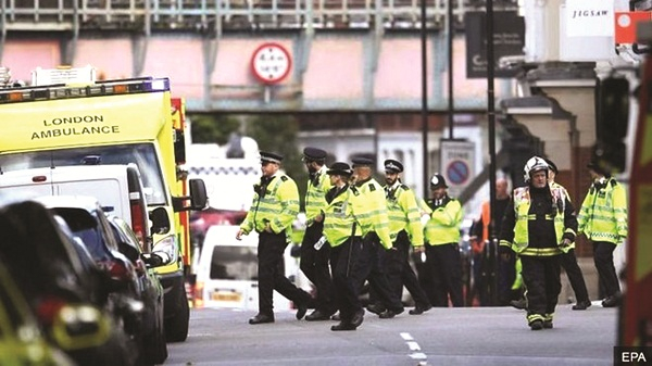 Bắt hai đối tượng nghi tấn công tàu điện ngầm London