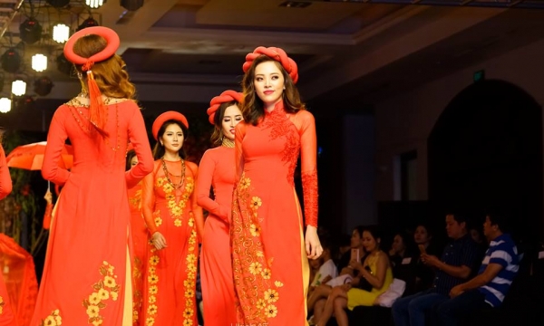 Dàn mẫu Việt diện áo dài Việt Hùng tỏa sáng đêm Phong cách và Cuộc sống