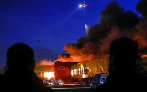 Hàng ngàn người phải sơ tán náo loạn vì cháy chợ Moscow (Nga)