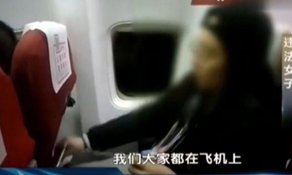 Trung Quốc: Hành khách nữ bị giam 3 ngày vì dùng di động trên máy bay
