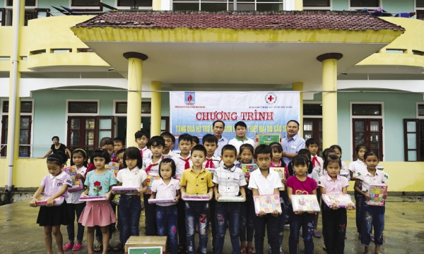 PVFCCo hỗ trợ nạn nhân bão số 10 tại Quảng Bình, Hà Tĩnh