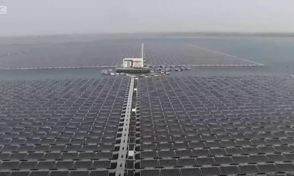 Trung Quốc: Những tấm pin Mặt trời dập dềnh trên mặt nước