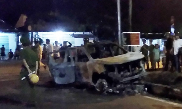 Kiên Giang: Xe bán tải kéo lê xe công an, khiến cả hai xe cháy rụi