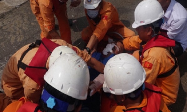 Cấp cứu thành công ngư dân bị thương trên vùng biển Hoàng Sa