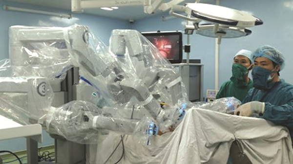 Phẫu thuật nội soi bệnh nhân ung thư bằng robot