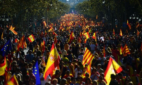 Tây Ban Nha: Biểu tình phản đối Catalonia độc lập quy mô lớn tại Barcelona