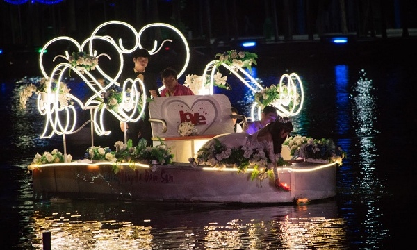 Rước dâu bằng thuyền hoa duy nhất giữa Sài Gòn