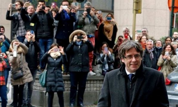 Cựu Thủ hiến Puigdemont ra đầu thú cảnh sát Bỉ