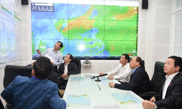Thủ tướng Chủ trì Hội nghị khắc phục hậu quả bão số 12