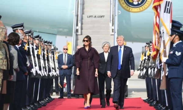 Tổng thống Trump tới Seoul, học sinh Hàn khen con trai ông “đẹp trai!”
