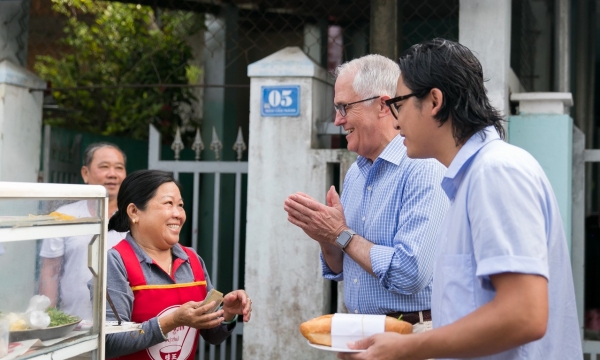 Thủ tướng Úc Turnbull thưởng thức bánh mì vỉa hè Đà Nẵng