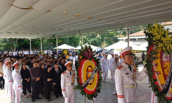 Đám tang theo nghi thức cấp cao tiễn đưa cụ Hoàng Thị Minh Hồ, người hiến 5000 lượng vàng