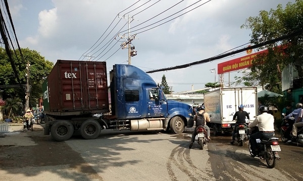 TP.HCM: Đường Tăng Nhơn Phú kẹt xe vì tranh chấp dân sự giữa hai công ty