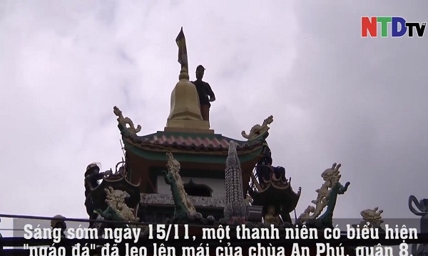 TP.HCM: Nam thanh niên có biểu hiện “ngáo đá” trèo lên nóc mái chùa