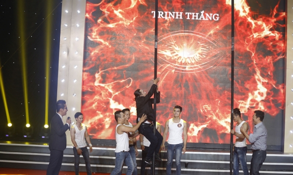 Kỳ tài lộ diện: Danh hài Vân Sơn thách thức giám khảo Kao Long đu cột
