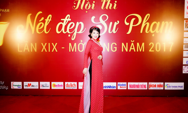 Hoa hậu Lê Thanh Thúy diện áo dài ngồi ghé nóng
