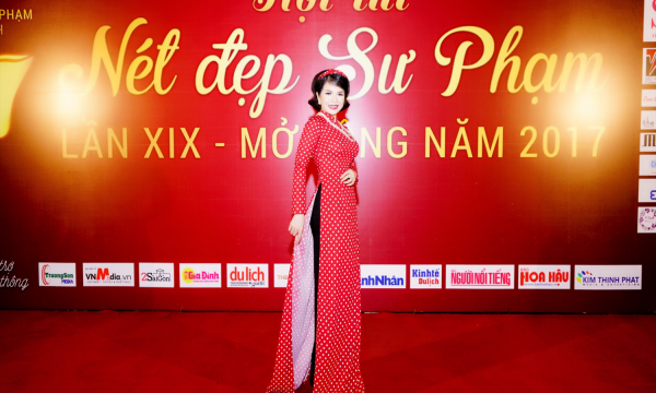 Hoa hậu Lê Thanh Thúy diện áo dài ngồi ghé nóng