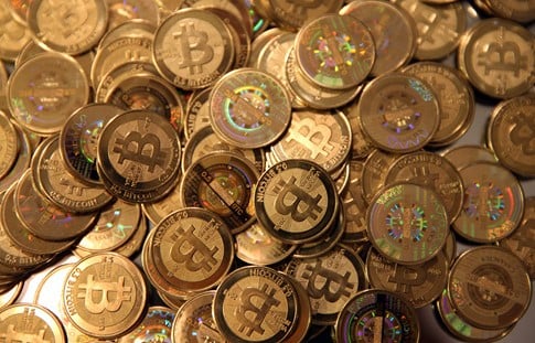 Đồng tiền ảo Bitcoin vận động trong thế giới sử dụng tiền thật