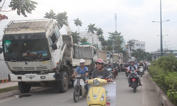 Khổ sở vì xe chở vật liệu xây dựng tại công trình Cao ốc Thuận Việt 