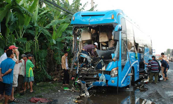 Tiền Giang: Xe khách tông trúng xe tải khiến 1 người chết và 12 người bị thương