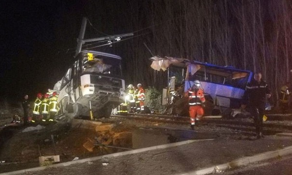 Pháp: Tàu lửa đâm xe buýt gãy đôi, 4 người chết, 20 bị thương