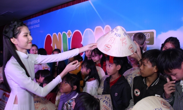 Thùy Dương diện áo dài trắng tham dự từ thiện tại Đà Nẵng