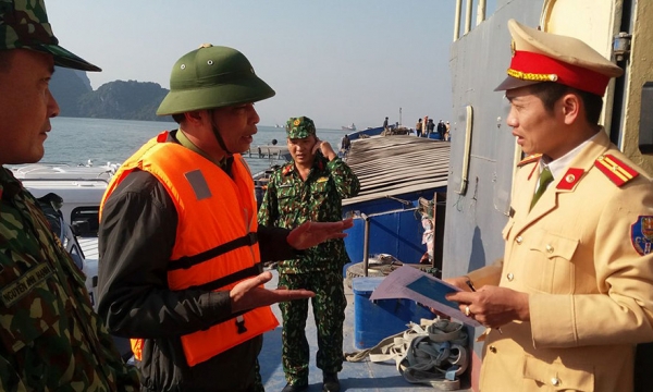 Vịnh Hạ Long: Chìm tàu du lịch chở 31 du khách 