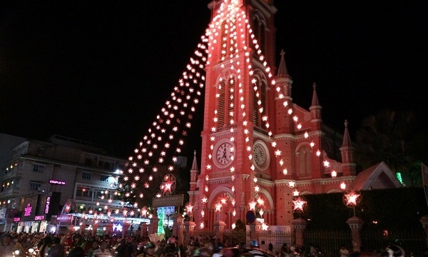 Nhiều nhà thờ rực rỡ sắc màu trong đêm Giáng sinh ở Sài Gòn