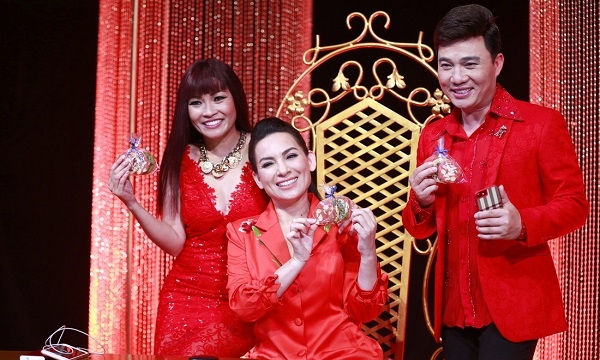 Phi Nhung, Phương Thanh và Quang Linh diện đồ rực rỡ đón Noel
