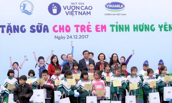 Quỹ sữa Vươn cao Việt Nam đem niềm vui cuối năm đến với trẻ em tỉnh Hưng Yên 