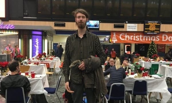 Anh: Mở tiệc Giáng Sinh cho người vô gia cư tại nhà ga Euston